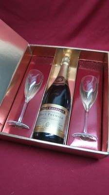 a bottle of wine and two wine glasses in a box