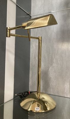 une lampe posée sur une table dans une pièce