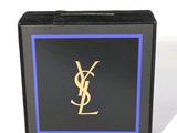 un gros plan d'une boîte noire ornée d'un logo YSL doré