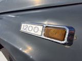 un gros plan sur la plaque d'immatriculation d'une voiture