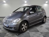 la classe b de la mercedes est garée sur un sol en damier