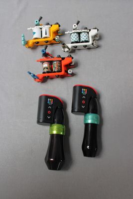 beaucoup de petits véhicules jouets posés sur la table
