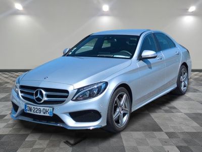 une Mercedes Classe C argentée garée sur un sol à damier