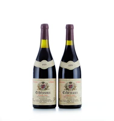 deux bouteilles de vin rouge posées l'une à côté de l'autre sur une surface blanche