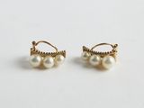 une paire de boucles d'oreilles en perles sur fond blanc