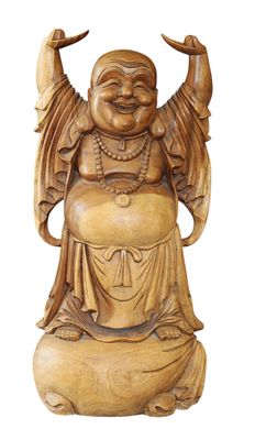 statue en bois représentant un Bouddha souriant assis sur un fond blanc