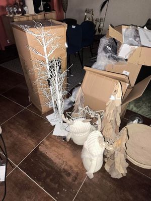 une pile de boîtes posées sur le sol