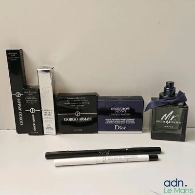 de nombreux produits de maquillage posés sur une table blanche