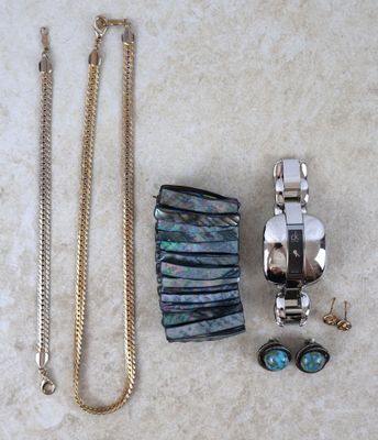 plusieurs bijoux, dont une montre, un bracelet et des boucles d'oreilles