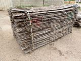 un tas de bois posé par terre devant un bâtiment