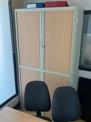 deux chaises devant une armoire dans un bureau