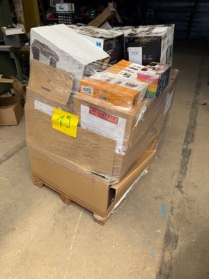 une pile de cartons posée sur une palette