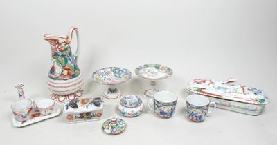 de nombreuses pièces de porcelaine différentes sur la table