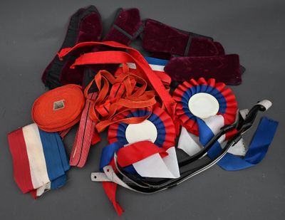 Lot de galons, rubans pour uniformes militaires, cocardes et…