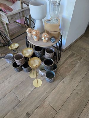 de nombreux vases posés sur une table dans une pièce