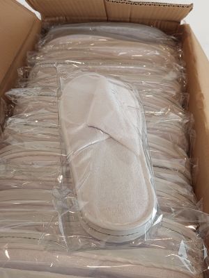 une boîte en carton contenant un bébé enveloppé dans du plastique