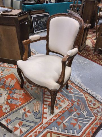 Fauteuil cabriolet de style Louis XV a regarnir