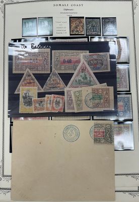 une photo d'une collection de timbres exposée dans un cadre