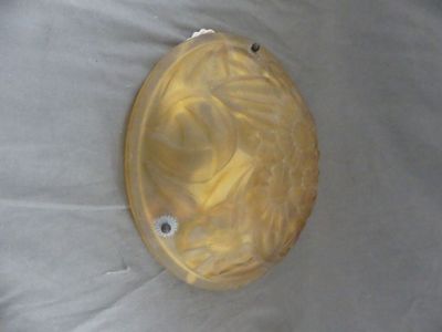 un objet jaune posé sur un drap blanc sur un lit