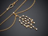 un collier en or avec des perles sur une chaîne
