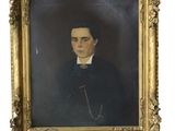 portrait d'un homme vêtu d'un manteau noir et d'un nœud papillon, dans un cadre doré