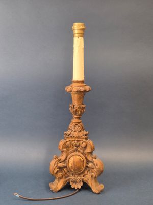 paire de bougeoirs anciens en bois sculpté avec leurs supports
