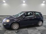 la photo d'une petite voiture bleue garée sur un sol en damier