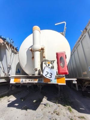un grand réservoir blanc posé à l'arrière d'un camion
