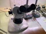 un microscope posé sur une table