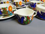 plusieurs tasses et soucoupes posées sur une table