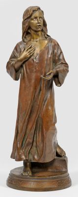 statue en bronze représentant une femme tenant ses mains dans sa main droite