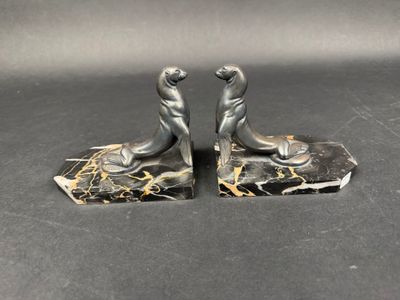 une paire de serre-livres Art déco représentant un lion et un chien