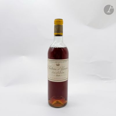 une bouteille de vin posée sur une table blanche