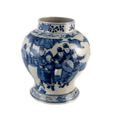 un vase bleu et blanc orné d'une image représentant des personnes