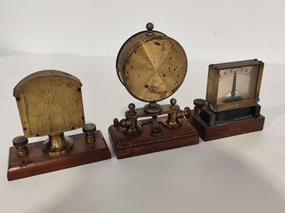 trois types d'horloges exposées sur un fond blanc