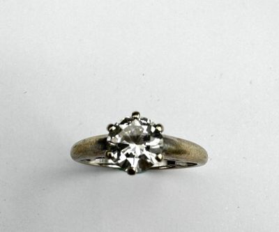 gros plan d'une bague en diamant sur une surface blanche