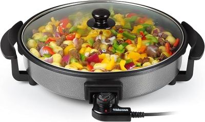 une image représentant un wok rempli de légumes sur fond blanc
