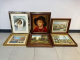 quatre photos encadrées représentant une femme et un enfant dans une pièce