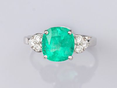 bague à trois pierres en émeraude et diamant