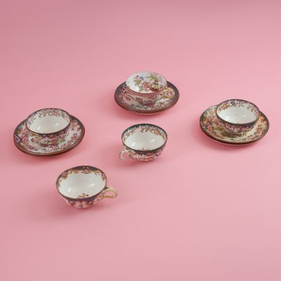 SARREGUEMINES. Suite de cinq tasses à thé et huit soucoupes …