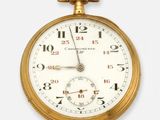 gros plan d'une montre de poche en or sur fond blanc
