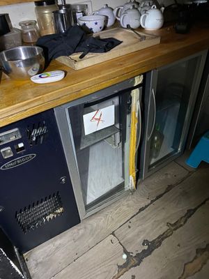 VENTE SUR DESIGNATION - LOT 4 - Une vitrine à boisson UNIFRI…