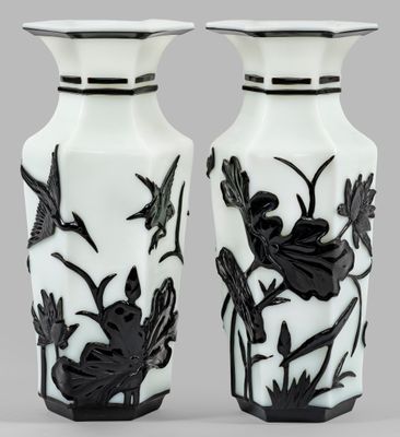 une paire de vases noirs et blancs ornés d'oiseaux et de fleurs