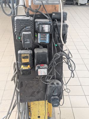 une photo montrant plusieurs vieux téléphones portables posés sur un présentoir