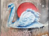 tableau représentant un cygne blanc avec un soleil rouge en arrière-plan