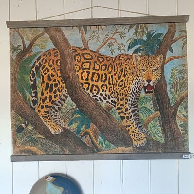un tableau représentant un léopard accroché au mur