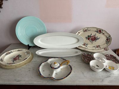 une table sur laquelle se trouvent plusieurs assiettes et bols