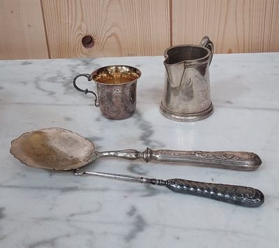 trois cuillères et deux tasses sur la table