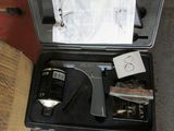 une valise contenant une souris d'ordinateur et d'autres objets