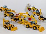 de nombreux véhicules de chantier miniatures exposés